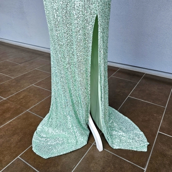 Windsor ✦ Mint Sequin Halter Gown ✦ Keyhole Cutout w/ High Slit & Built-In Bra S - Picture 11 of 17